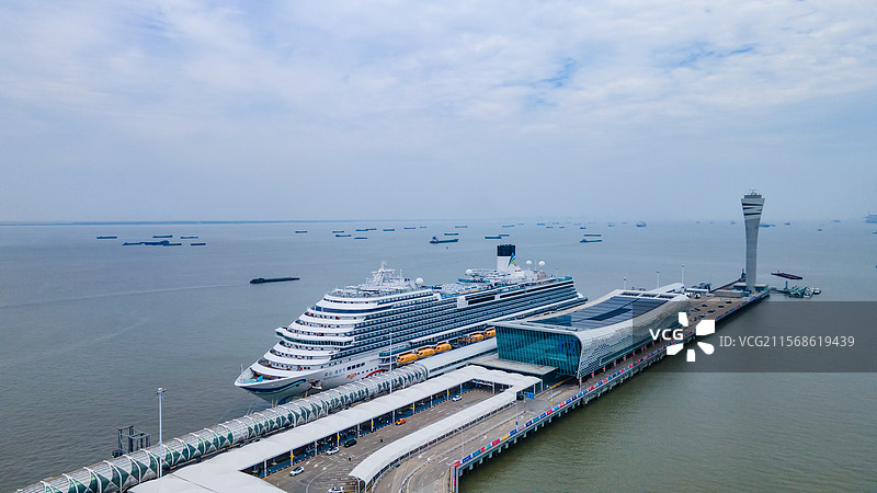 上海，航拍国产首艘大型邮轮爱达·魔都号，停泊在吴淞口邮轮母港，迎八方来客图片素材