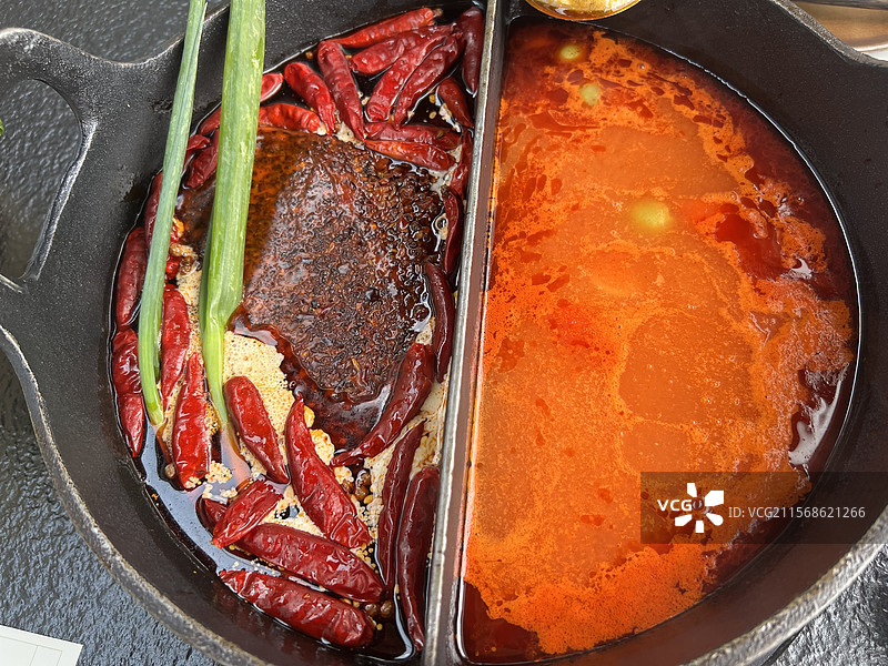 红油番茄双拼鸳鸯火锅图片素材