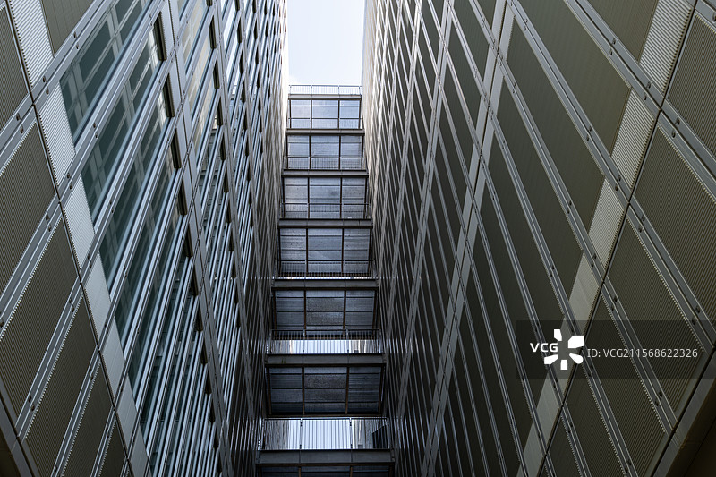 现代建筑深井视角中的光与影图片素材