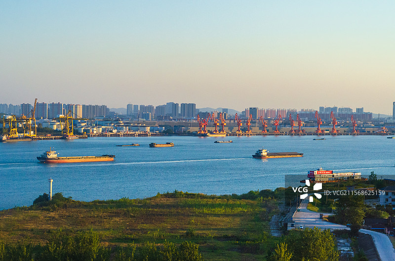 福建福宁的河运航道上的航船图片素材