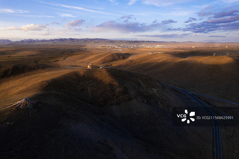 高原落日下的农家图片素材