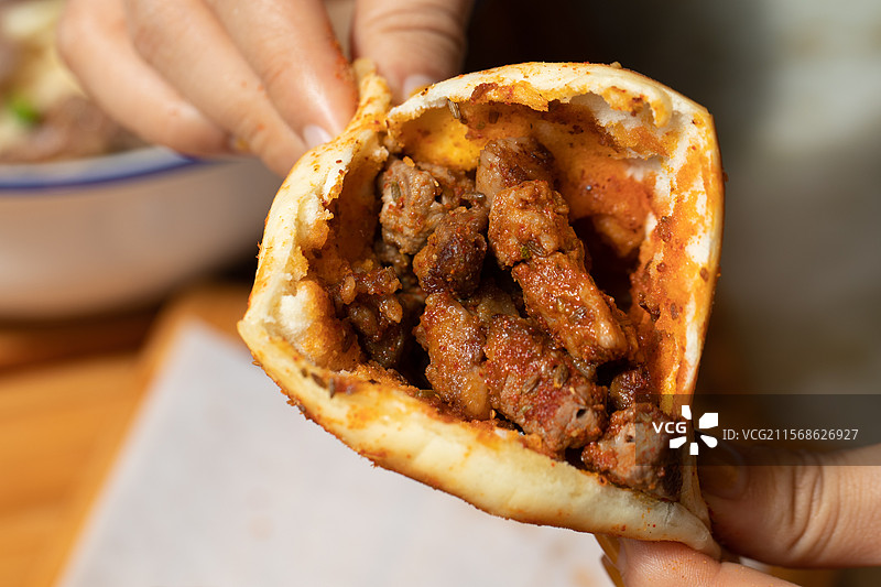 拉面兰州拉面一清二白红油辣油油辣子烧烤羊肉串鸡蛋醪糟手擀面手工拉面毛细面食碳水肉夹馍肉饼牛肉拉面牛肉图片素材