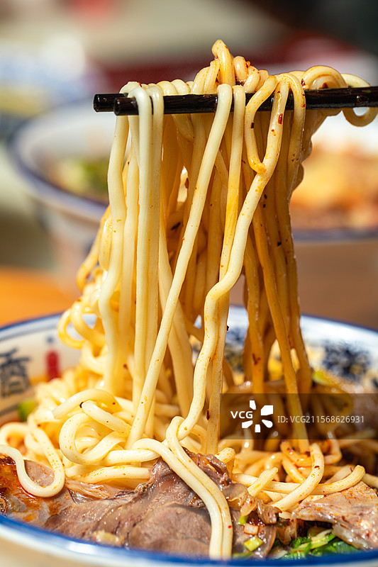 拉面兰州拉面一清二白红油辣油油辣子烧烤羊肉串鸡蛋醪糟手擀面手工拉面毛细面食碳水肉夹馍肉饼牛肉拉面牛肉图片素材