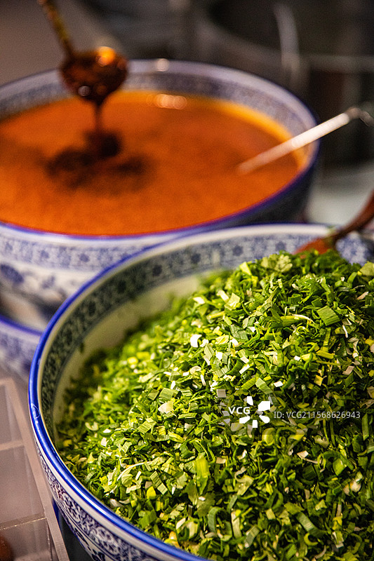 拉面兰州拉面一清二白红油辣油油辣子烧烤羊肉串鸡蛋醪糟手擀面手工拉面毛细面食碳水肉夹馍肉饼牛肉拉面牛肉图片素材