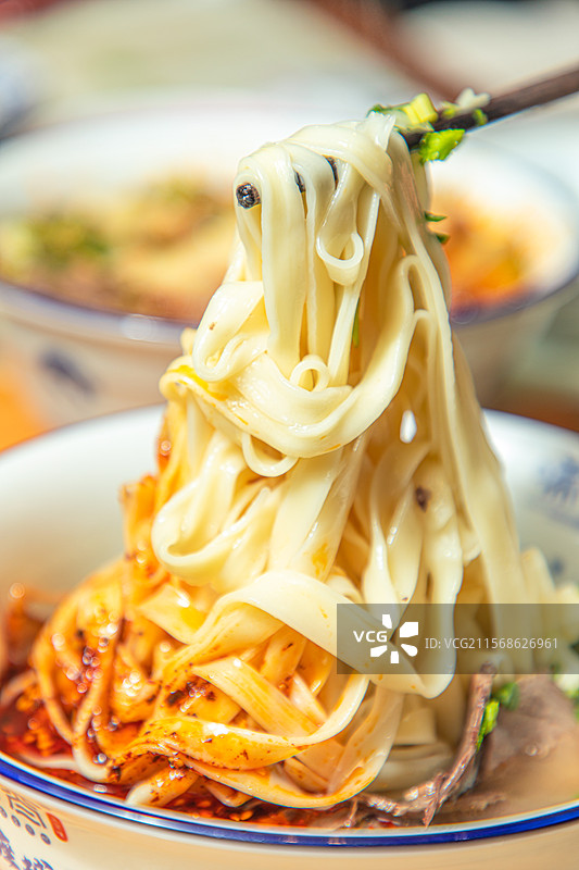 拉面兰州拉面一清二白红油辣油油辣子烧烤羊肉串鸡蛋醪糟手擀面手工拉面毛细面食碳水肉夹馍肉饼牛肉拉面牛肉图片素材