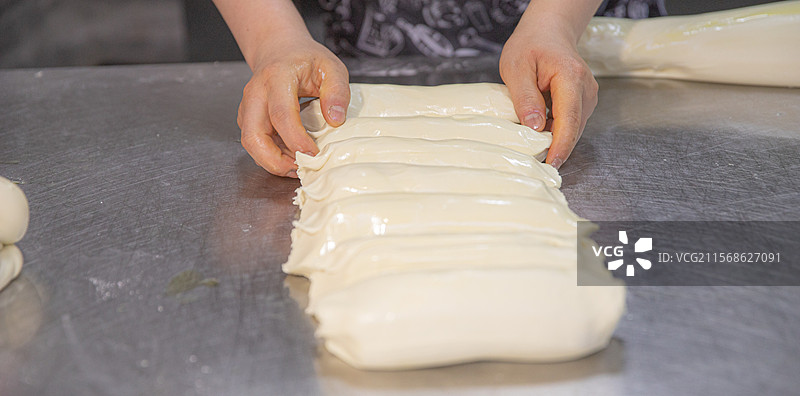 拉面兰州拉面一清二白红油辣油油辣子烧烤羊肉串鸡蛋醪糟手擀面手工拉面毛细面食碳水肉夹馍肉饼牛肉拉面牛肉图片素材