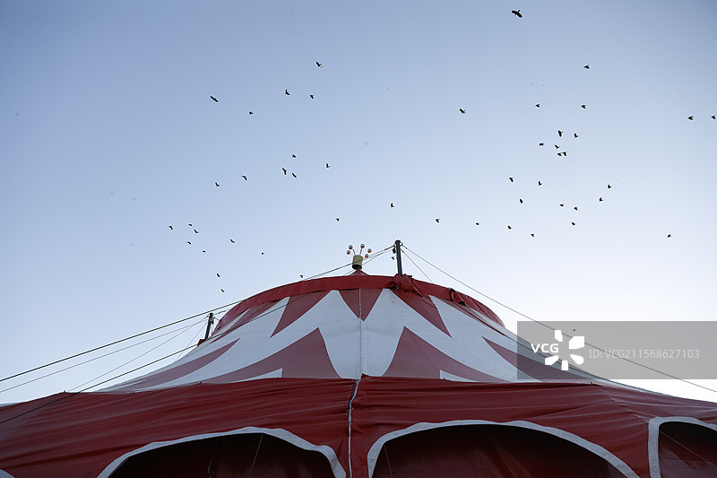 马戏团帐篷红白条纹白天图片素材