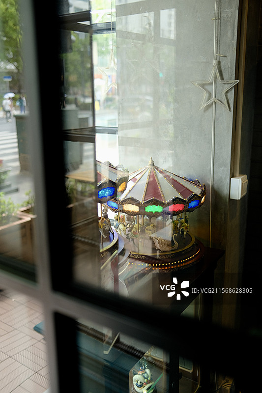 橱窗里的旋转木马图片素材
