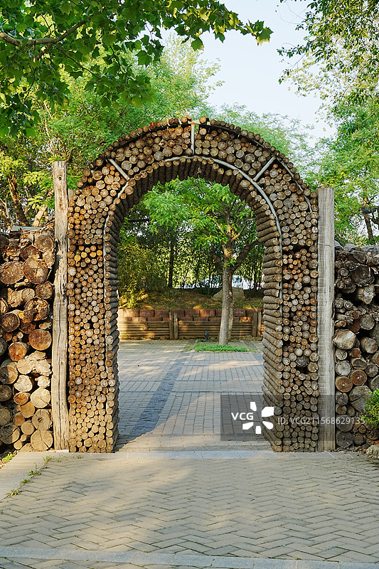 烟台市福山区原木堆砌的隅园拱门图片素材
