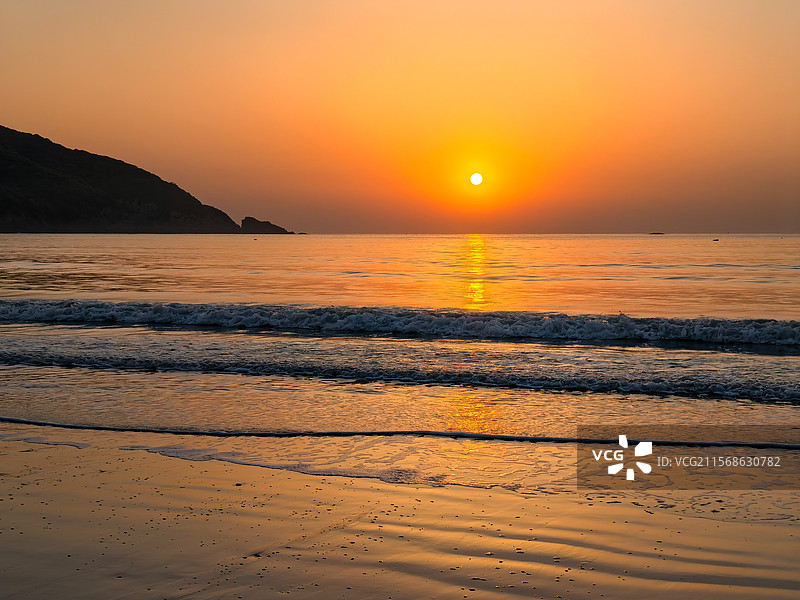 海边日出霞光波光粼粼的海洋波浪风景图片素材
