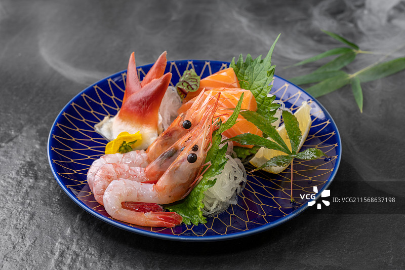 日本料理三文鱼北极贝北极甜虾刺身拼盘图片素材