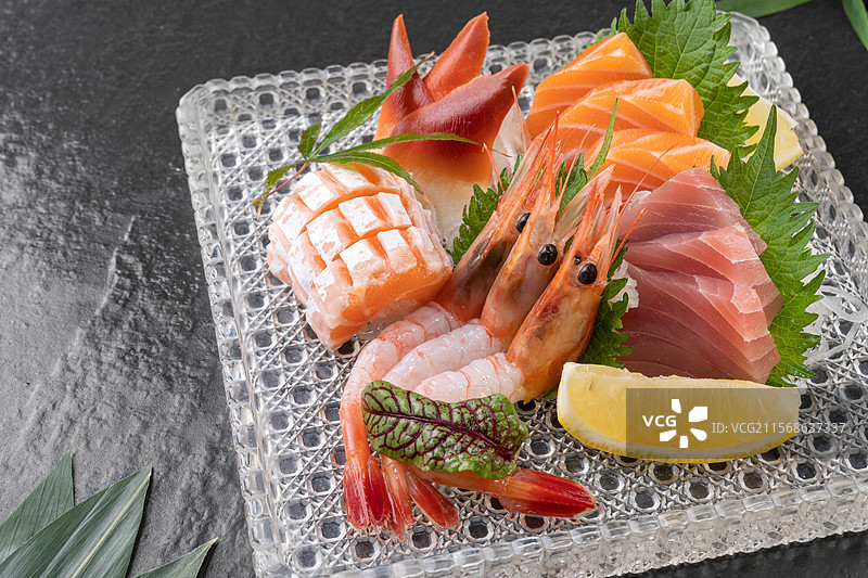 日本料理三文鱼三文鱼北极贝北甜虾刺身拼盘图片素材