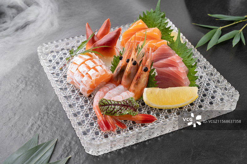 日本料理三文鱼三文鱼北极贝北甜虾刺身拼盘图片素材