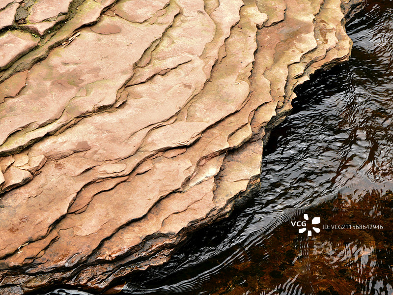 成都邛崃市天台山小磨房玩水区的岩石和水流图片素材