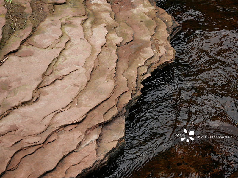 成都邛崃市天台山小磨房玩水区的岩石和水流图片素材