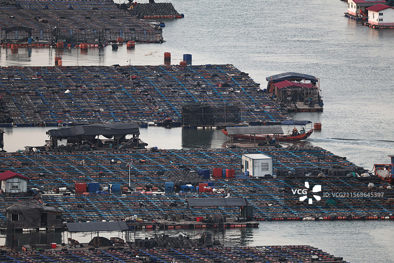 江南水乡风格的海上养殖基地图片素材