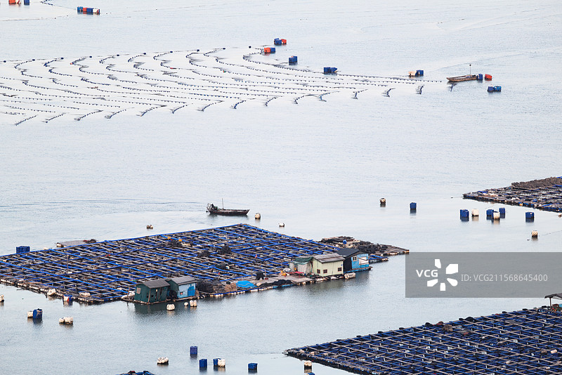 江南水乡风格的海上养殖基地图片素材