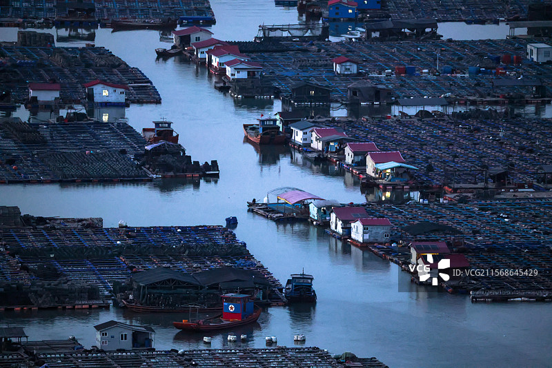 江南水乡风格的海上养殖基地图片素材