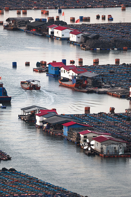 江南水乡风格的海上养殖基地图片素材