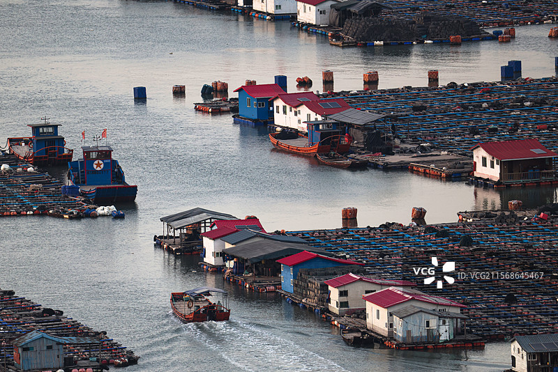 江南水乡风格的海上养殖基地图片素材