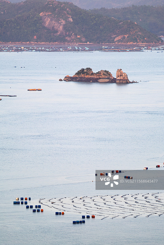 江南水乡风格的海上养殖基地图片素材