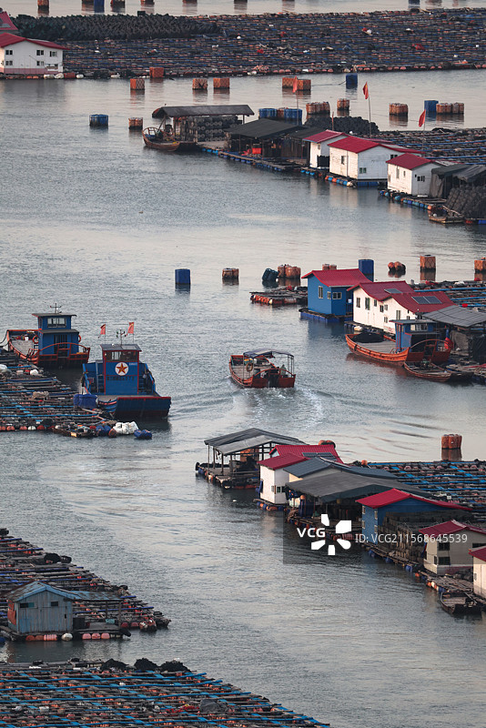 江南水乡风格的海上养殖基地图片素材