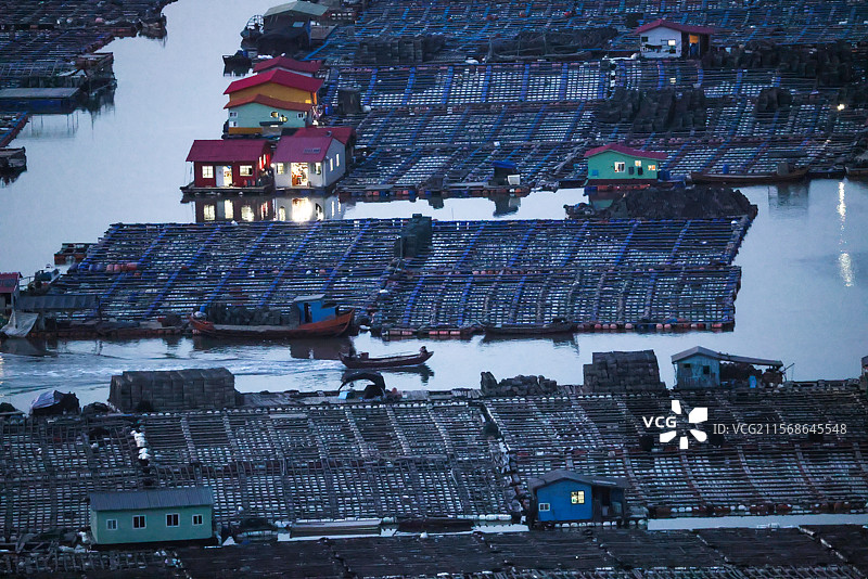 江南水乡风格的海上养殖基地图片素材