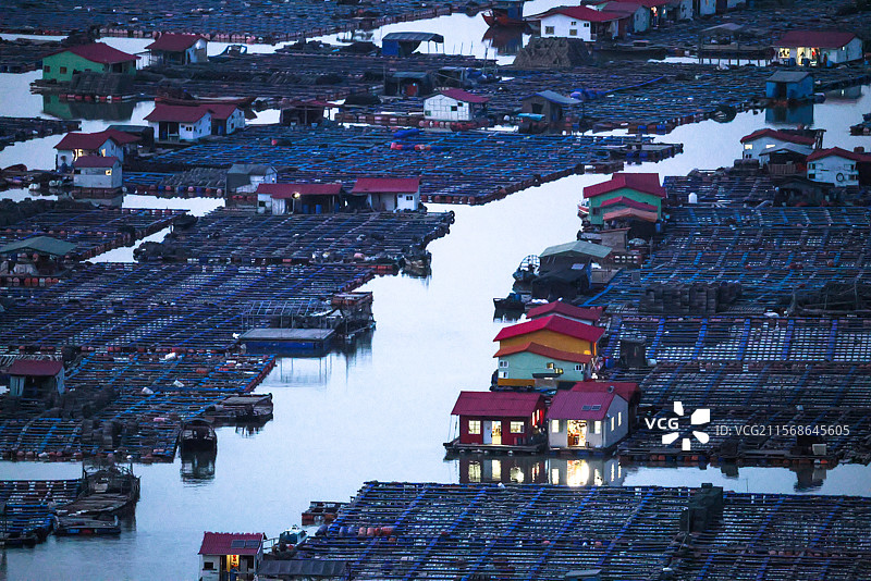 江南水乡风格的海上养殖基地图片素材