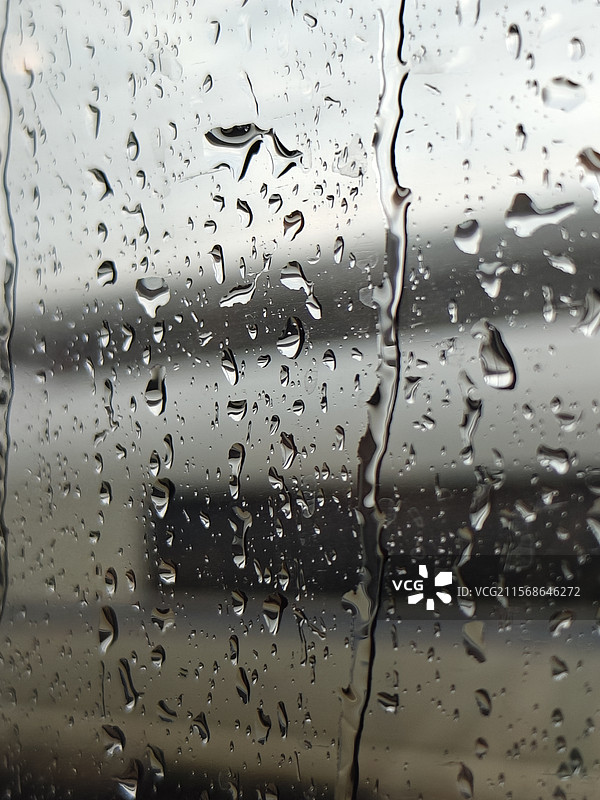 下雨天的高铁车窗图片素材