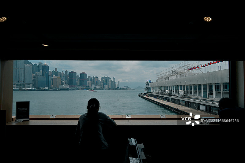 书店窗户外的维多利亚港图片素材