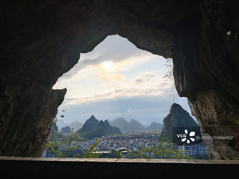 桂林市叠彩山仙鹤洞日落时分图片素材