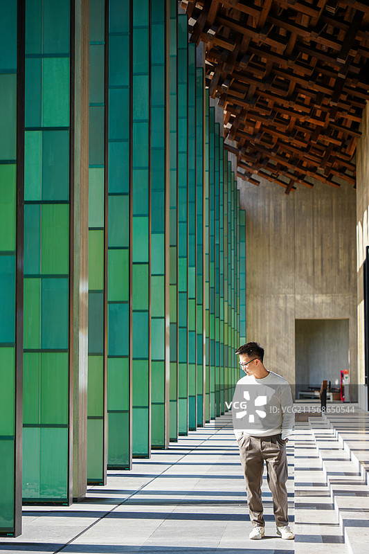 杭州 国家版本馆 博物馆 主书房 青瓷屏风 走廊 光影 男生 男人 游客图片素材