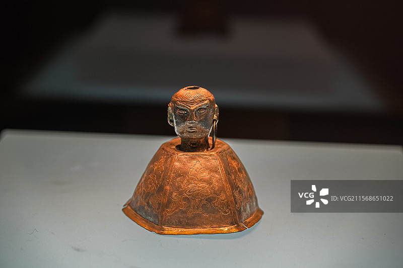 辽代 双面人头鎏金银饰件 驸马赠卫国王墓出土 内蒙古博物院图片素材