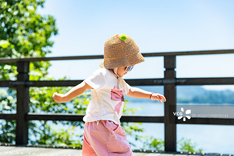 一个正在走路的戴墨镜时尚小孩图片素材