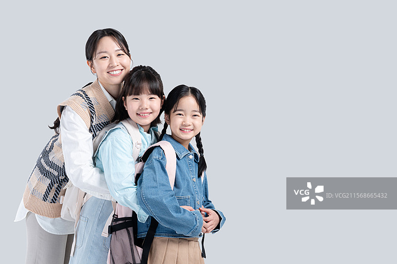 孩子们，小学生，基础教育，童年，手势，面部表情，朋友，老师，教师节，团结，拥抱图片素材