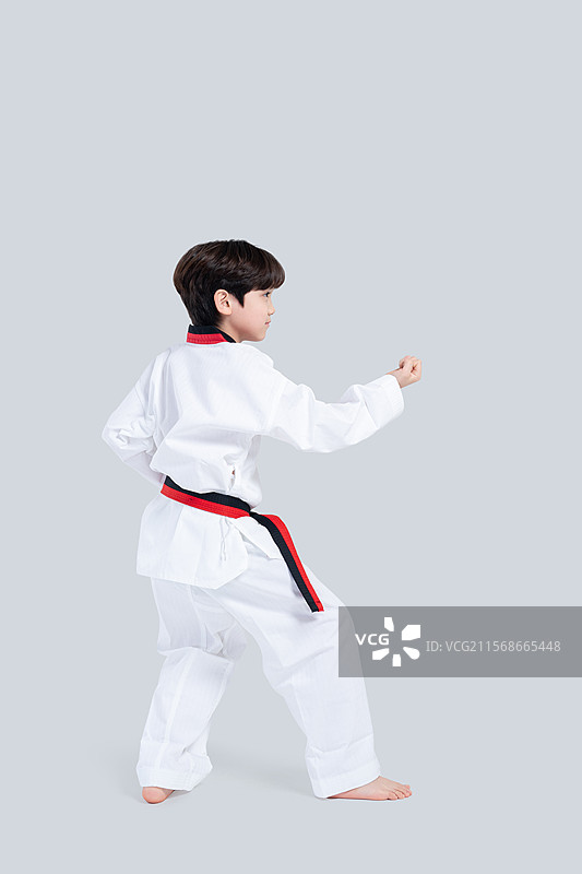 孩子们，小学生，基础教育，童年，手势，男孩，面部表情，特写，跆拳道，运动，未来梦想，锻炼图片素材