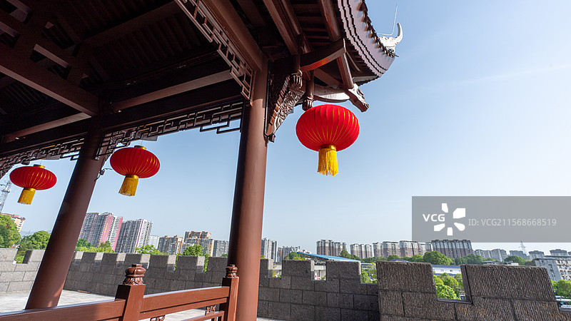 中国传统建筑屋檐上挂着红灯笼图片素材