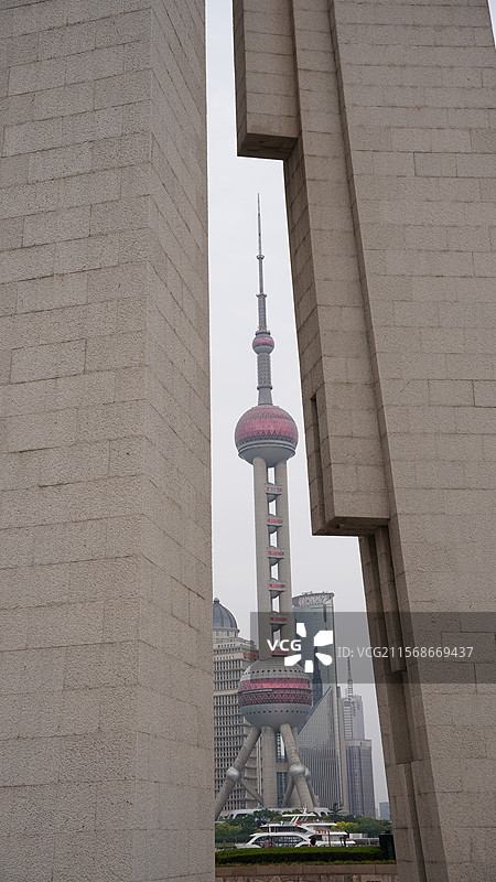 上海人民英雄纪念碑拍东方明珠图片素材