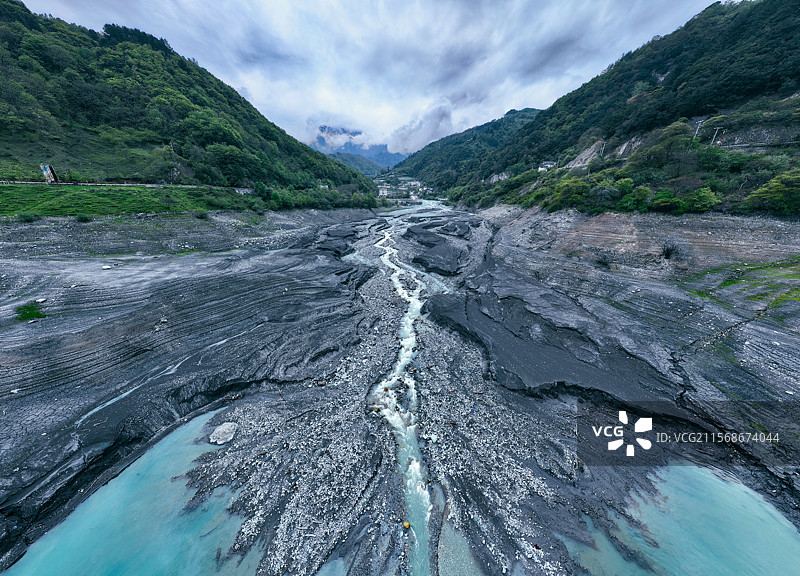 雪山下的硗碛藏寨与河流湖泊图片素材