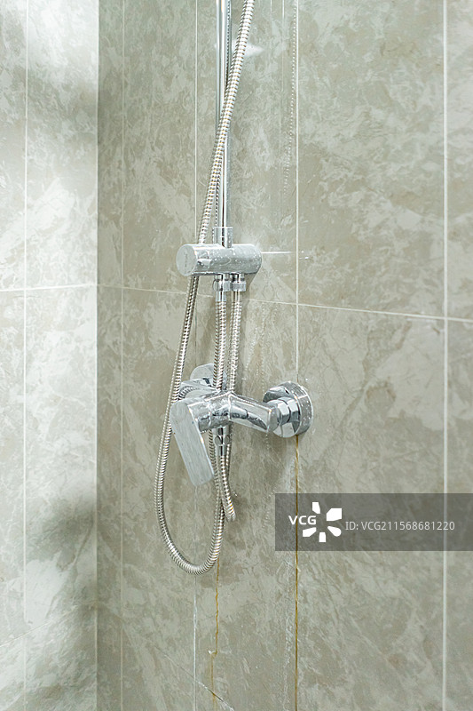 中国房地产城市健康生活拍摄主题，洗手间里的不锈钢金属物品，银色的水龙头，室内无人图像摄影图片素材