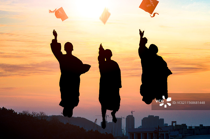 身着学士服的毕业生人物剪影图片素材