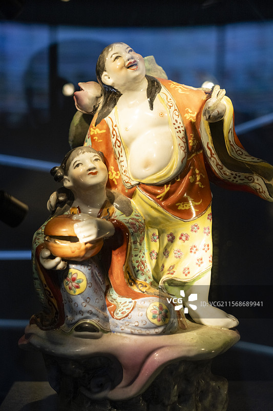 天台博物馆藏品：民国时期彩绘和合二仙瓷像图片素材