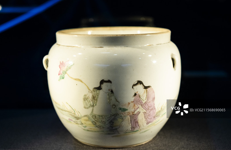 天台博物馆展品：清代浅绛彩和合二仙瓷粥罐图片素材