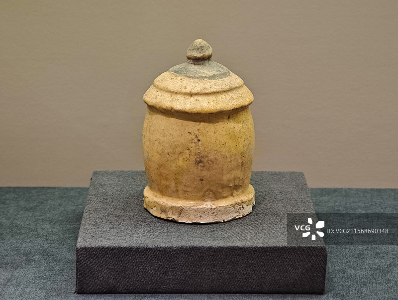 彩绘釉陶粮仓（唐代），昭陵博物馆藏，上海闵行博物馆“贞观鉴——大唐历史文化主题展”图片素材