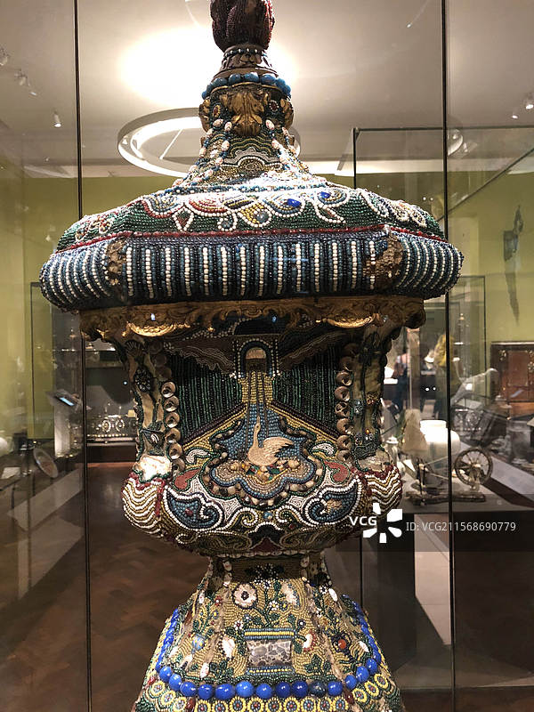 英国伦敦维多利亚和阿尔伯特博物馆V&A文物展品古董工艺品珠宝镶嵌家具图片素材