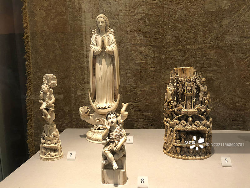 英国伦敦维多利亚和阿尔伯特博物馆V&A文物展品古董工艺品珠宝镶嵌家具图片素材