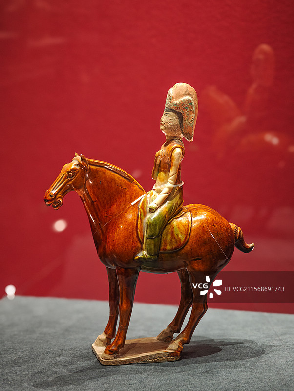 唐三彩女骑马俑（唐代），昭陵博物馆藏，上海闵行博物馆“贞观鉴——大唐历史文化主题展”图片素材
