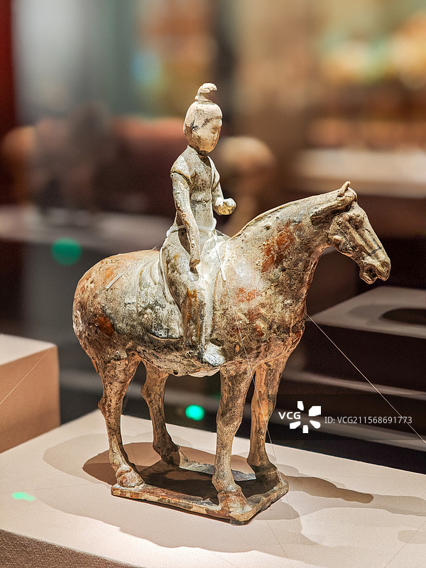 唐三彩女骑马俑（唐代），昭陵博物馆藏，上海闵行博物馆“贞观鉴——大唐历史文化主题展”图片素材