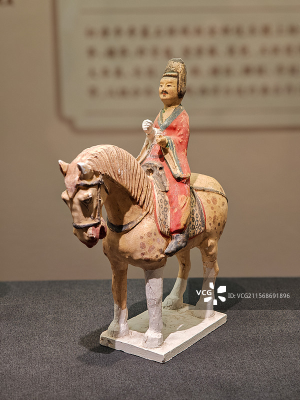 红袍笼冠男骑马乐俑（唐代），昭陵博物馆藏，上海闵行博物馆“贞观鉴——大唐历史文化主题展”图片素材