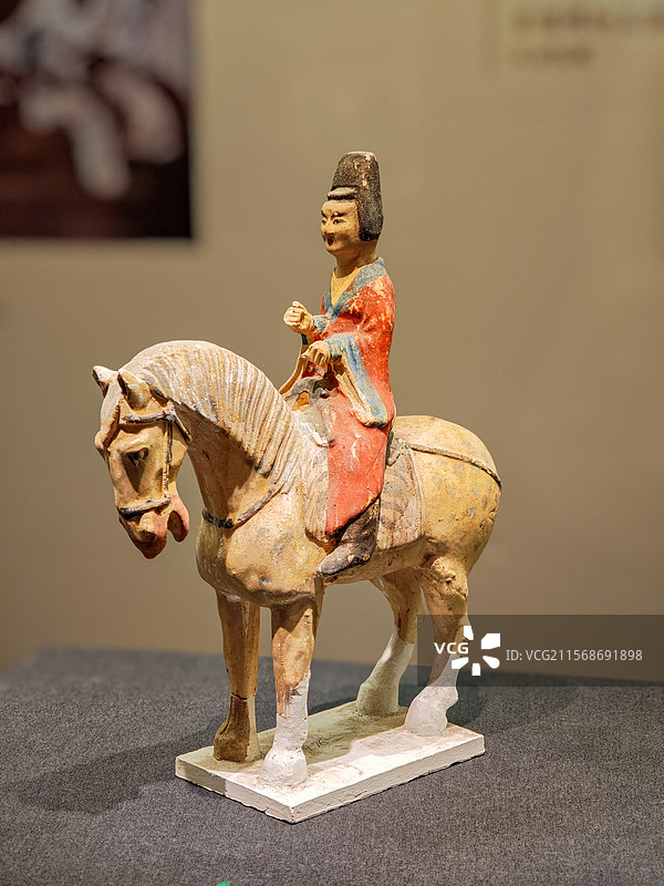 红袍笼冠男骑马乐俑（唐代），昭陵博物馆藏，上海闵行博物馆“贞观鉴——大唐历史文化主题展”图片素材